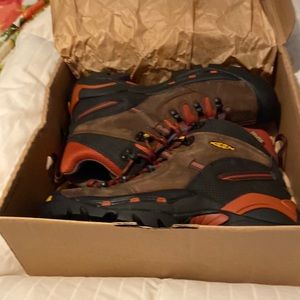 Brand NEW, keen Pittsburgh size 10d